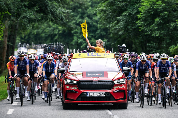 Del rojo al nuevo verde esmeralda, así es la flota de Škoda en el Tour de Francia Femenino