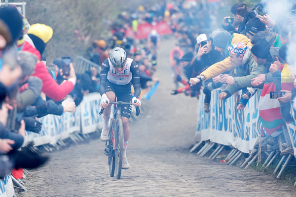 Pogačar straccia le regole: vittoria storica al Giro delle Fiandre