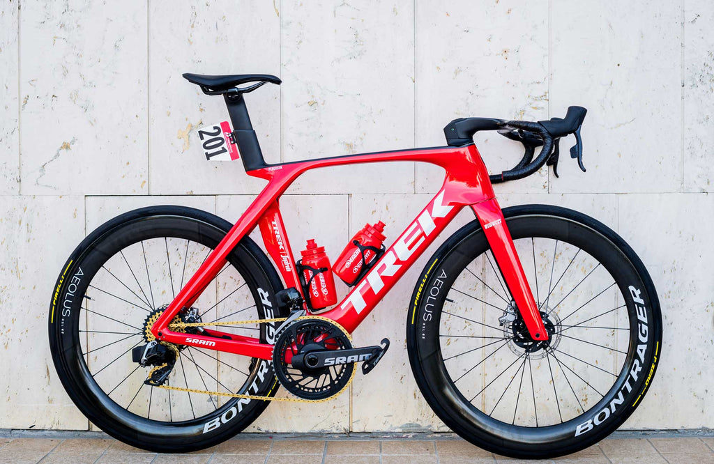 Trek Segafredo roulera avec des lunettes 100% - velopack