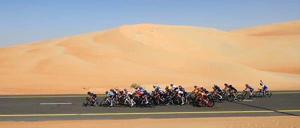 UAE Tour Donne 2023: tensione nella sabbia del deserto