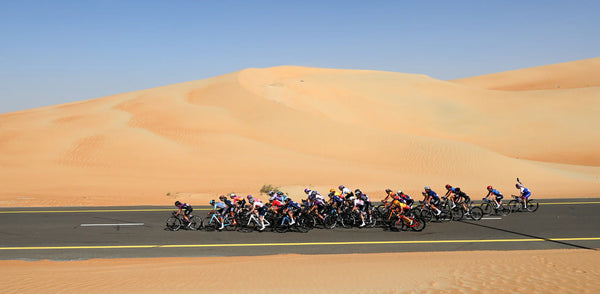 UAE Tour femenino 2023: tensión en la arena del desierto